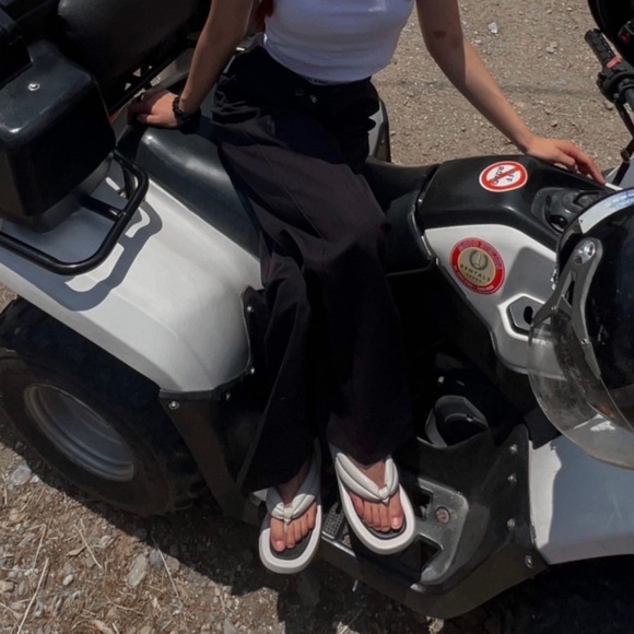 Y2K cushioned chunky platform white flip flops/ 6.5 women’s for spring summer - Picture 1 of 9